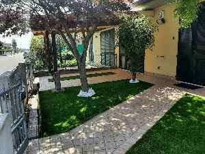 Un piccolo giardino con posa fa da te a Mezzano (RA) con il prato Eden 30 2022</br>
Erba sintetica Eden 30 2022 IMG-20220520-WA0004