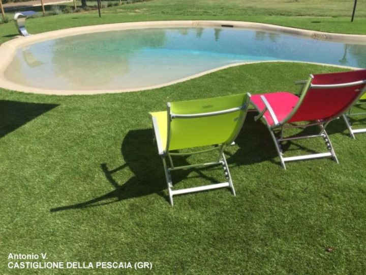 Un esempio di rivestimento giardino e bordo piscina con il prato sintetico  Nature 50 XL in provincia di Grosseto.
Prato sintetico Nature 50 XL nature_50_xl_1