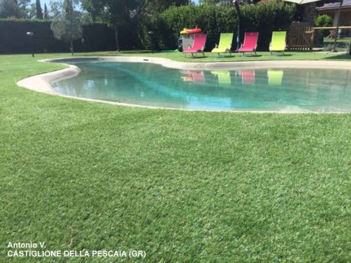 Un esempio di rivestimento giardino e bordo piscina con il prato sintetico  Nature 50 XL in provincia di Grosseto.
Prato sintetico Nature 50 XL nature_50_xl_2