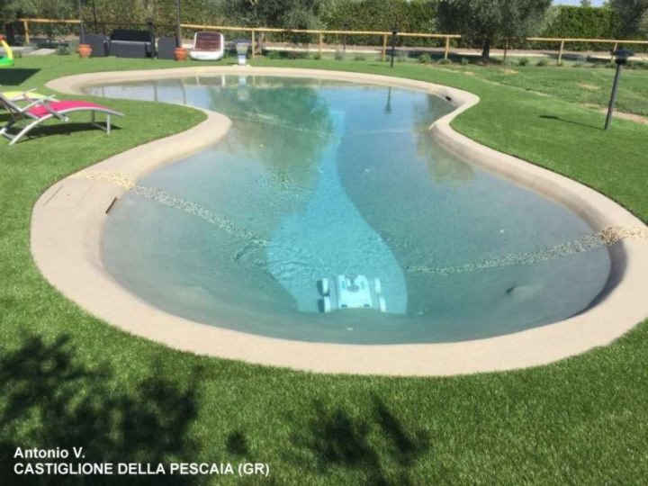 Un esempio di rivestimento giardino e bordo piscina con il prato sintetico  Nature 50 XL in provincia di Grosseto.
Prato sintetico Nature 50 XL nature_50_xl_3