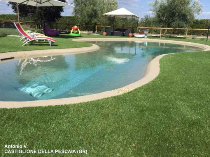 Un esempio di rivestimento giardino e bordo piscina con il prato sintetico  Nature 50 XL in provincia di Grosseto.
Prato sintetico Nature 50 XL nature_50_xl_4